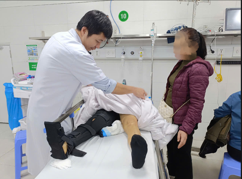 Bác sĩ Tào Minh Châu khám cho một trường hợp bị tai nạn vừa được chuyển đến bệnh viện Bác sĩ Tào Minh Châu khám cho một trường hợp bị tai nạn vừa được chuyển đến bệnh viện