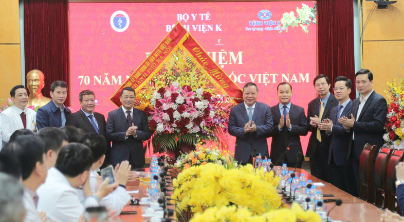 Phó Bí thư Thường trực Thành ủy Nguyễn Văn Phong chúc mừng Bệnh viện K