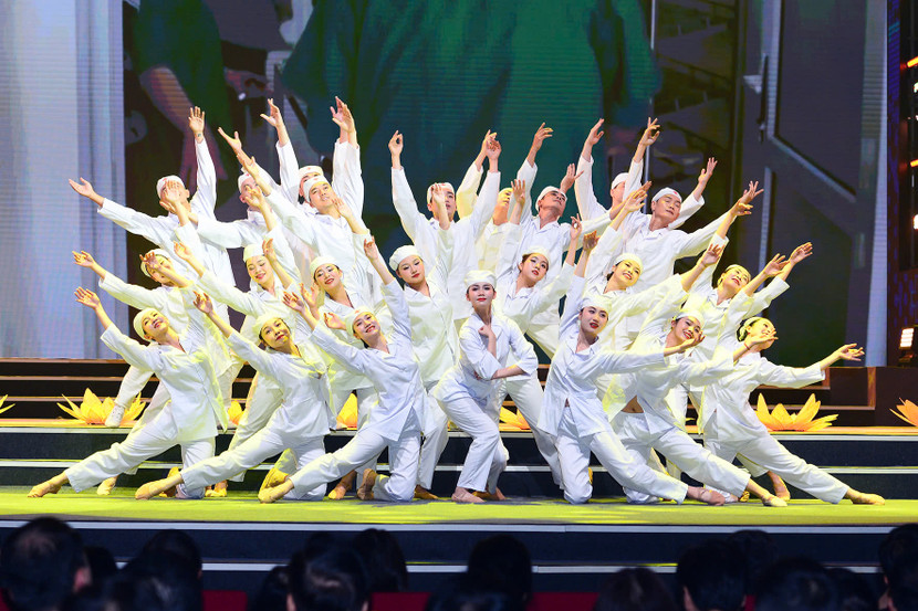 Một tiết mục văn nghệ tại Lễ kỷ niệm 70 năm Ngày Thầy thuốc Việt Nam 27-2 Một tiết mục văn nghệ tại Lễ kỷ niệm 70 năm Ngày Thầy thuốc Việt Nam 27-2