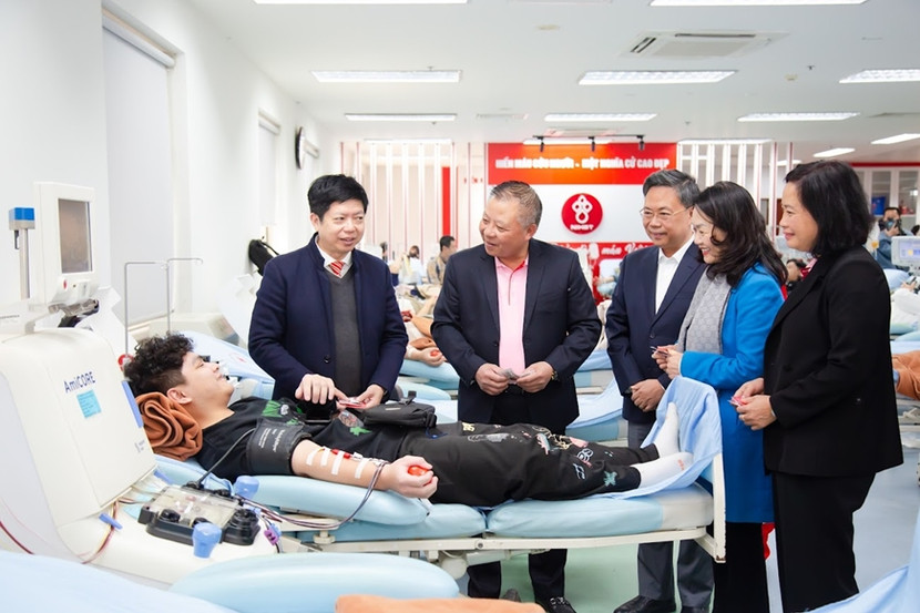 Các đại biểu dự lễ khai mạc đến thăm hỏi, động viên người hiến máu