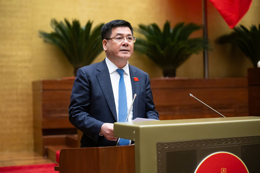 Bộ trưởng Bộ Công Thương Nguyễn Hồng Diên trình bày Tờ trình tại Quốc hội