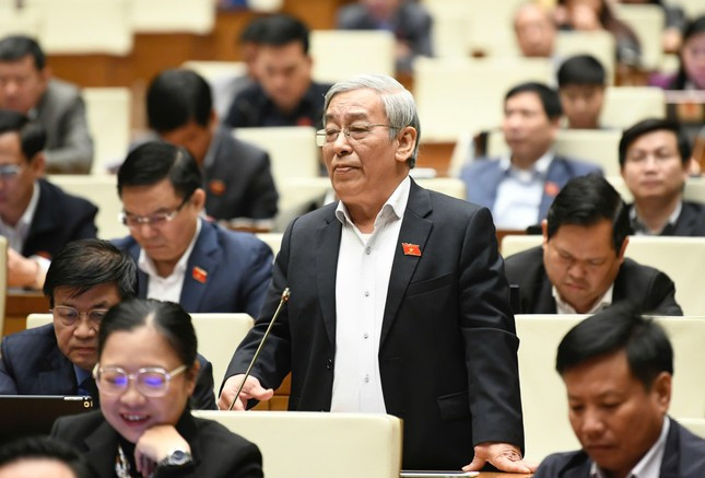 Đại biểu Lê Xuân Thân (đoàn Khánh Hòa) phát biểu thảo luận Đại biểu Lê Xuân Thân (đoàn Khánh Hòa) phát biểu thảo luận