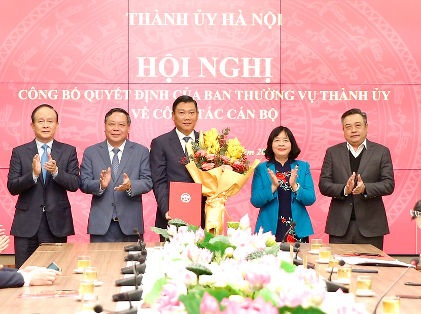 Lãnh đạo thành phố Hà Nội chúc mừng đồng chí Đỗ Anh Tuấn