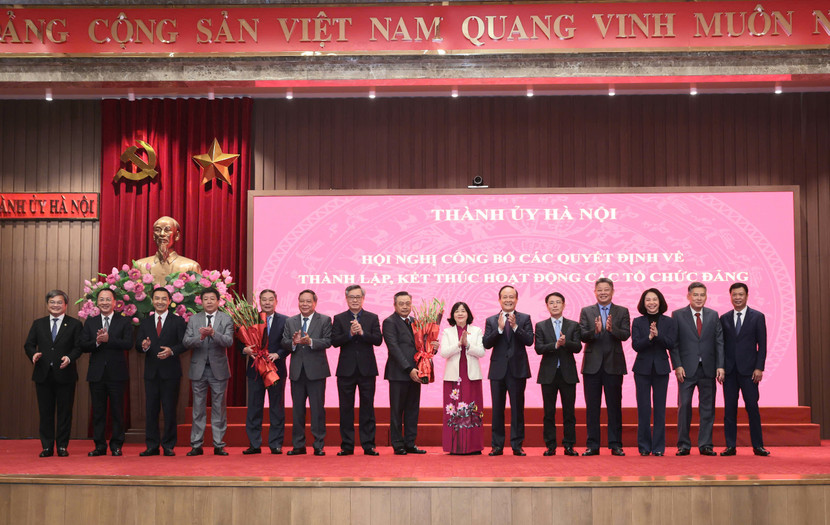 Bí thư Thành ủy và Phó Bí thư Thường trực Thành ủy chúc mừng Đảng bộ UBND TP Hà Nội ra mắt