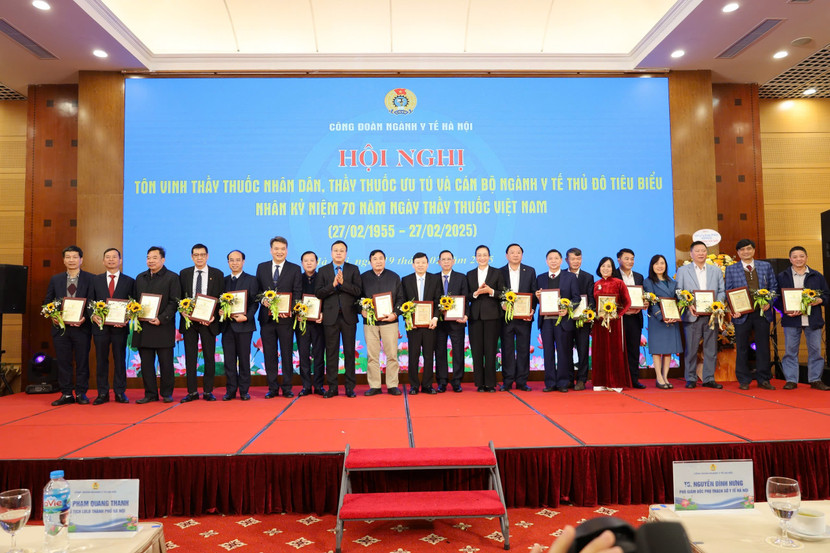 Chủ tịch LĐLĐ TP Hà Nội Phạm Quang Thanh chúc mừng các cán bộ y tế được biểu dương Chủ tịch LĐLĐ TP Hà Nội Phạm Quang Thanh chúc mừng các cán bộ y tế được biểu dương