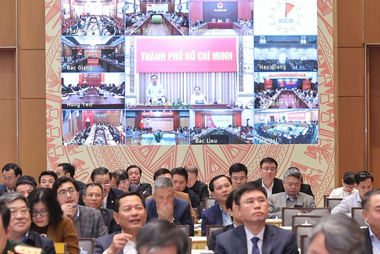 Các đại biểu dự điểm cầu Chính phủ nghe Chủ tịch UBND TP.HCM báo cáo từ điểm cầu TP.HCM (Ảnh VGP)