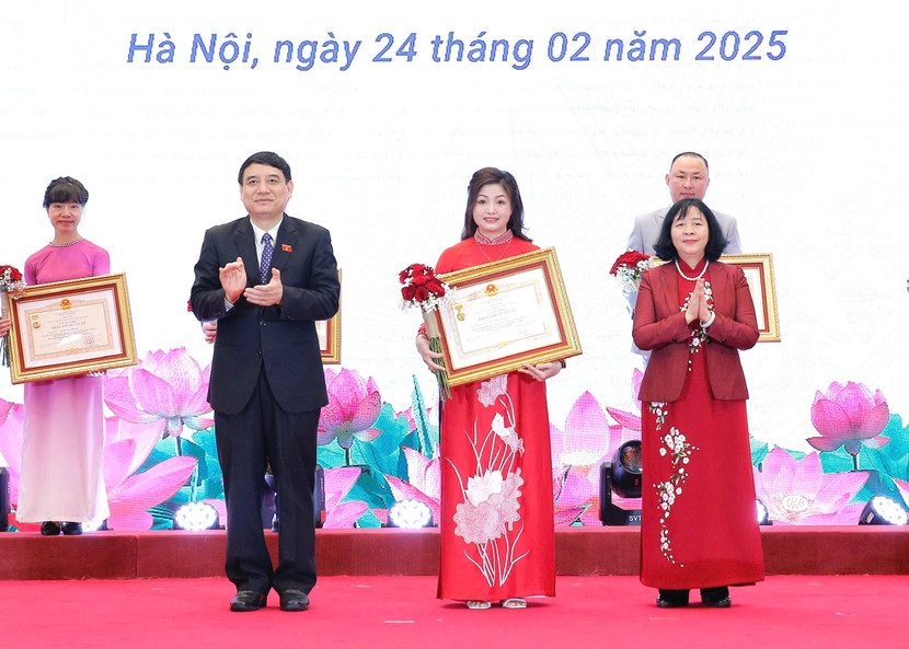 Bí thư Thành ủy Hà Nội Bùi Thị Minh Hoài và Chủ nhiệm Ủy ban Văn hóa Xã hội của Quốc hội Nguyễn Đắc Vinh trao tặng Bằng khen cho các cá nhân ngành y tế Thủ đô