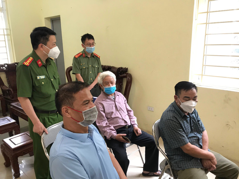 Đồng chí Phó Giám đốc CATP Hà Nội dành thời gian trò chuyện, động viên các thành viên Tổ công tác của Đề án 06