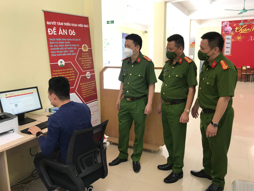 Đại tá Nguyễn Hồng Ky - Phó Giám đốc CATP Hà Nội kiểm tra công tác triển khai thực hiện dịch vụ công trực tuyến mức độ 3 của Công an phường Dịch Vọng Hậu