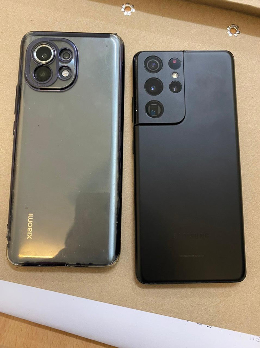 Hai chiếc điện thoại trong hai vụ cướp giật tài sản của người nước ngoài xảy ra ở thành phố Bắc Ninh, do Hoàn và Dũng gây ra