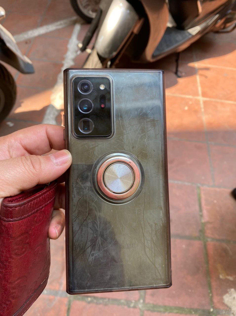 Một trong số những chiếc điện thoại do Hoàn và Dũng cướp giật được đã bị cơ quan công an thu hồi