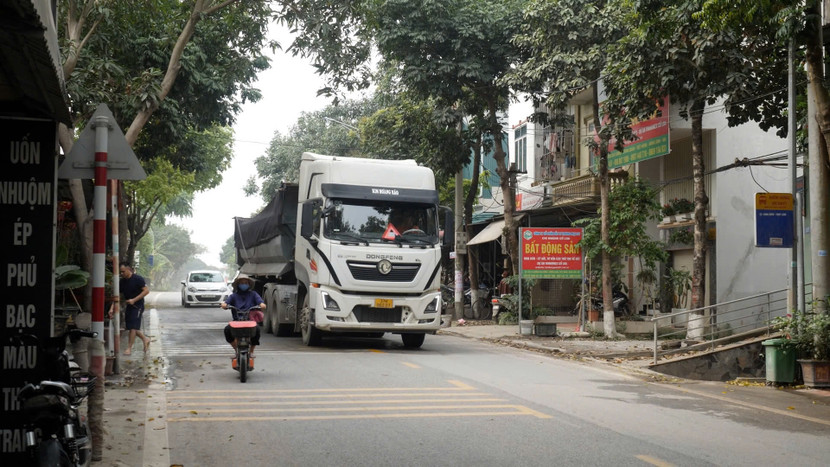 Tuyến đường vùng ven đô đang phải quen với sự xuất hiện, hoạt động của những phương tiện cỡ lớn này