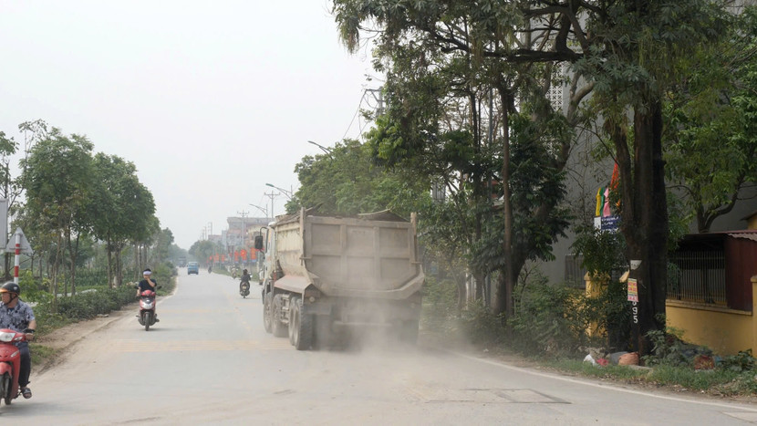 Những chiếc xe chở đất cát khiến đường xá bụi mù, ô nhiễm môi trường Những chiếc xe chở đất cát khiến đường xá bụi mù, ô nhiễm môi trường