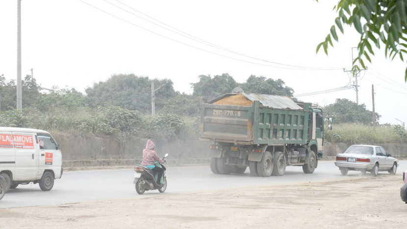Xe quá tải chạy trên đường Quốc lộ 3 đoạn qua xã Mai Lâm gây bụi mờ mịt Xe quá tải chạy trên đường Quốc lộ 3 đoạn qua xã Mai Lâm gây bụi mờ mịt