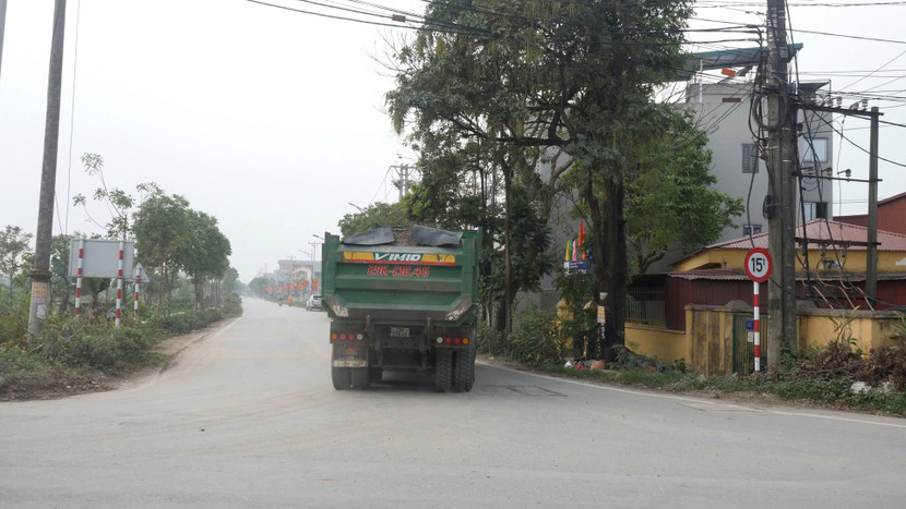 Xe chở "có ngọn" lưu thông vào đường cấm Xe chở "có ngọn" lưu thông vào đường cấm