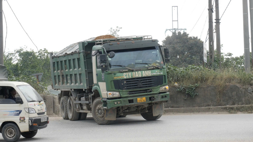 Những con đường đang bị "cày" nát bởi không chịu được sức nặng của phương tiện
