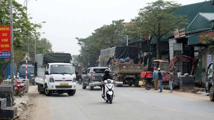 Đường liên thôn liên xã vốn đã hẹp, nay lại ùn ứ bởi quá nhiều xe cỡ lớn và vi phạm trật tự đô thị