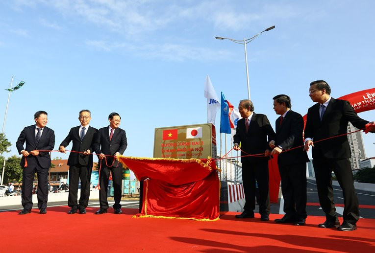 Các đại biểu gắn biển công trình cầu cạn Mai Dịch- Nam Thăng Long