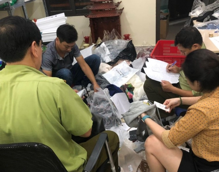 Lực lượng chức năng phát hiện cơ sở đang "hô biến" hàng Trung Quốc thành hàng hiệu
