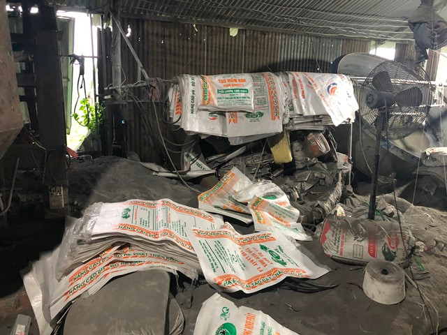 Xưởng sản xuất phân bón giả bị lực lượng chức năng phát hiện Xưởng sản xuất phân bón giả bị lực lượng chức năng phát hiện