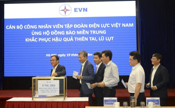 Ban lãnh đạo EVN ủng hộ đồng bào miền Trung chịu ảnh hưởng của thiên tai