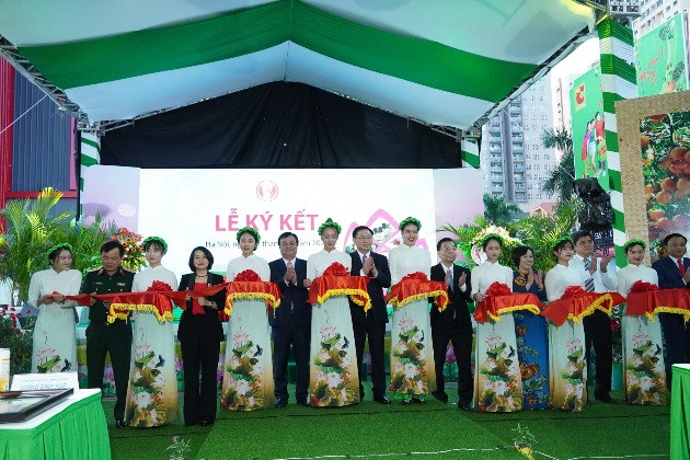 Các đại biểu cắt băng khai mạc Tuần hàng cá tra, cá ba sa và đặc sản Đồng Tháp tại Hà Nội năm 2020