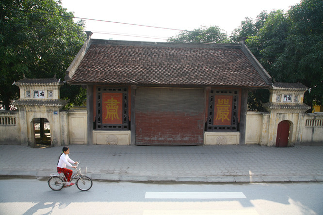 Đình Vẽ nằm trên đất Kẻ Vẽ, nay là phường Đông Ngạc, quận Bắc Từ Liêm, Hà Nội