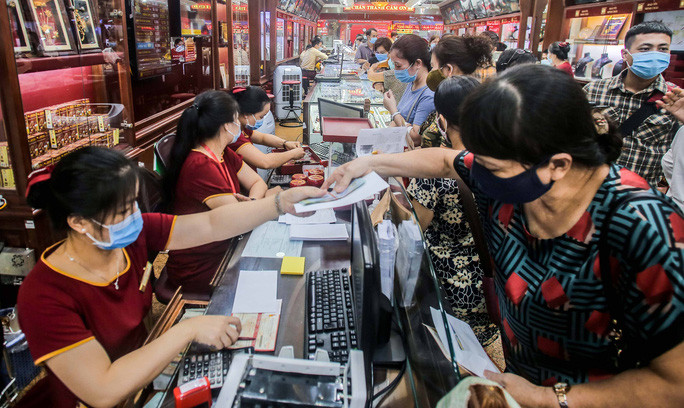 Người dân tranh thủ bán vàng trong thời điểm giá cao