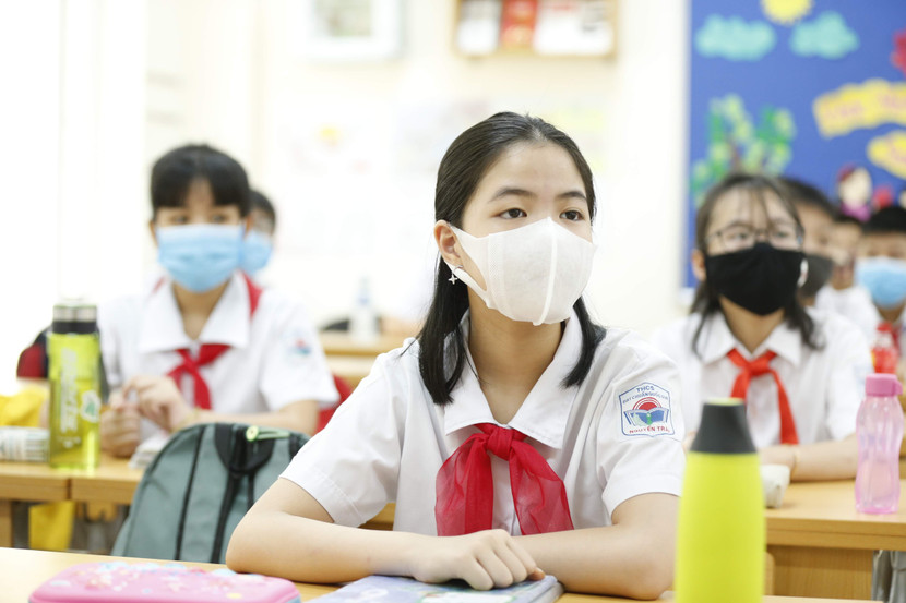 Các em học sinh đeo khẩu trang ngồi học để phòng chống dịch Covid-19 - Ảnh: LAM THANH