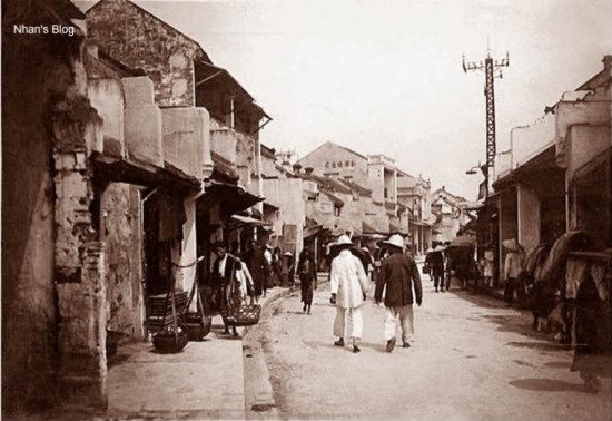 Các dòng họ làm nghề kim hoàn ở Thái Bình, Hải Dương và làng Định Công ven kinh thành Thăng Long đã quần tụ lập nên phố Hàng Bạc