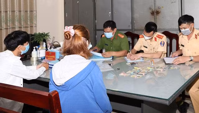 Các lực lượng chức năng lập biên bản xử lý trường hợp vi phạm quy định phòng chống dịch Covid-19