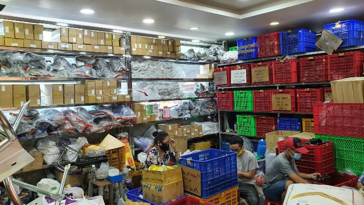 Lực lượng chức năng kiểm tra, phát hiện cửa hàng bán phụ tùng xe máy giả tại TP HCM