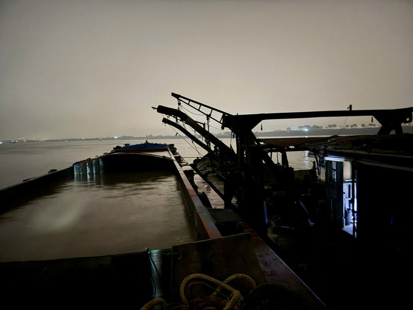 Lợi dụng đêm tối, các đối tượng đã lén lút hút cái trái phép Lợi dụng đêm tối, các đối tượng đã lén lút hút cái trái phép