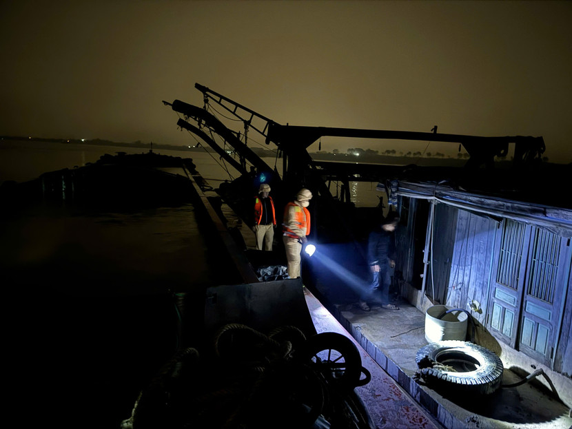 Toàn bộ những người trên tàu đều không có giấy tờ liên quan hoạt động khai thác cát Toàn bộ những người trên tàu đều không có giấy tờ liên quan hoạt động khai thác cát