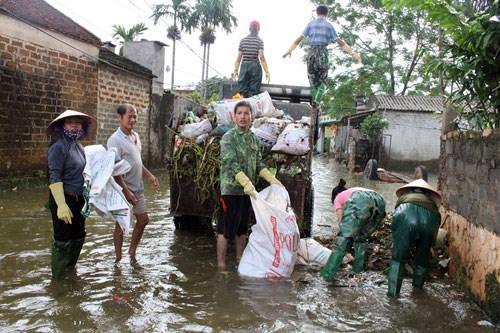 Vệ sinh môi trường phòng dịch bệnh sau khi nước rút ở các xã bị ngập tại Chương Mỹ