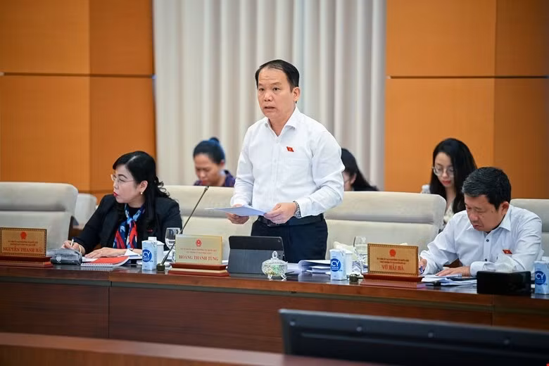 Chủ nhiệm Ủy ban Pháp luật của Quốc hội Hoàng Thanh Tùng báo cáo tại phiên họp