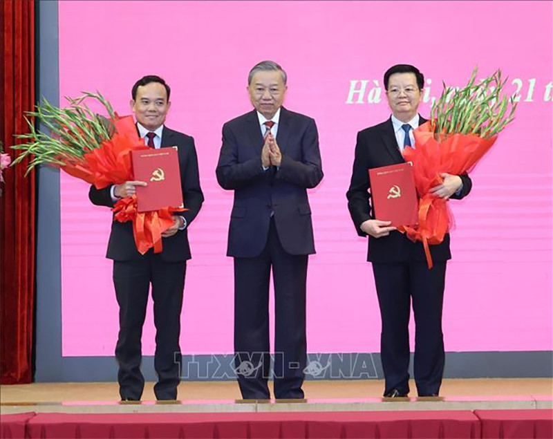 Tổng Bí thư, Chủ tịch nước Tô Lâm trao Quyết định cho các đồng chí Trần Lưu Quang và Mai Văn Chính Ảnh: TTXVN