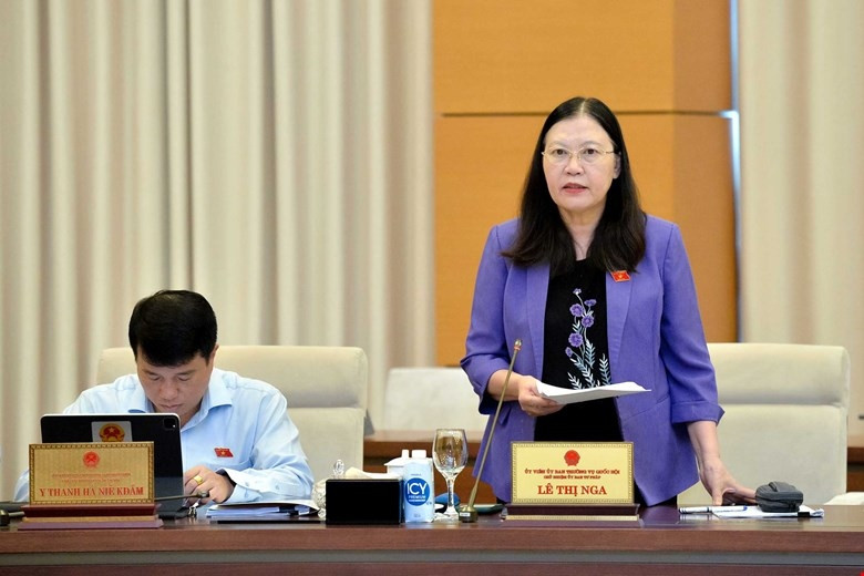 Chủ nhiệm Ủy ban Tư pháp của Quốc hội Lê Thị Nga trình bày báo cáo