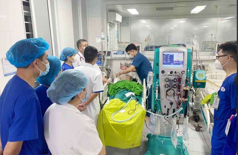 Các bác sĩ BVĐK tỉnh Phú Thọ và Giám đốc Trung tâm Chống độc Bệnh viện Bạch Mai cấp cứu người bệnh Các bác sĩ BVĐK tỉnh Phú Thọ và Giám đốc Trung tâm Chống độc Bệnh viện Bạch Mai cấp cứu người bệnh