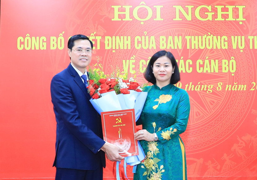 Phó Bí thư Thường trực Thành ủy Hà Nội Nguyễn Thị Tuyến trao Quyết định cho đồng chí Nguyễn Xuân Phong (Ảnh: Quang Thái) Phó Bí thư Thường trực Thành ủy Hà Nội Nguyễn Thị Tuyến trao Quyết định cho đồng chí Nguyễn Xuân Phong (Ảnh: Quang Thái)