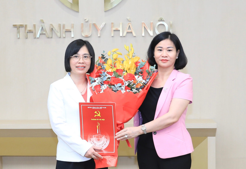 Phó Bí thư Thường trực Thành ủy Hà Nội Nguyễn Thị Tuyến trao quyết định cho đồng chí Nguyễn Thị Thu Thủy