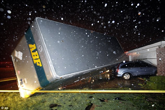Lốc xoáy tàn phá bang Texas (Mỹ): Hàng chục người chết và mất tích ảnh 5 Lốc xoáy tàn phá bang Texas (Mỹ): Hàng chục người chết và mất tích ảnh 5