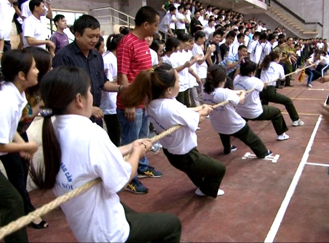 Những pha ngang tài ngang sức trong bộ môn kéo co đồng đội nữ