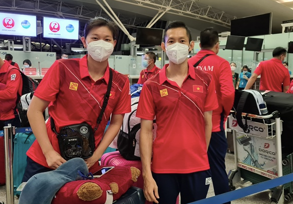 Tay vợt cầu lông Nguyễn Tiến Minh (4 lần dự Olympic) và kình ngư Nguyễn Thị Ánh Viên (3 lần dự Olympic) hứng khởi lên đường dự đại hội (Ảnh: Thu Sâm)