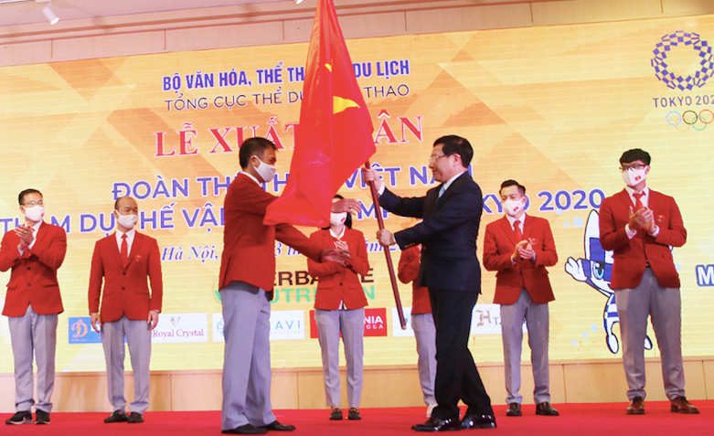 Phó Thủ tướng Chính phủ Phạm Bình Minh trao cờ Tổ quốc và chúc Đoàn thể thao Việt Nam lên đường may mắn, gặt hái thành công.