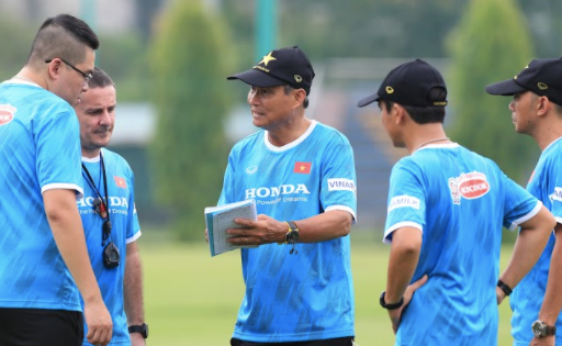 HLV Mai Đức Chung cùng ban huấn luyện sẽ theo dõi, chọn lọc những cầu thủ tốt nhất dự vòng loại