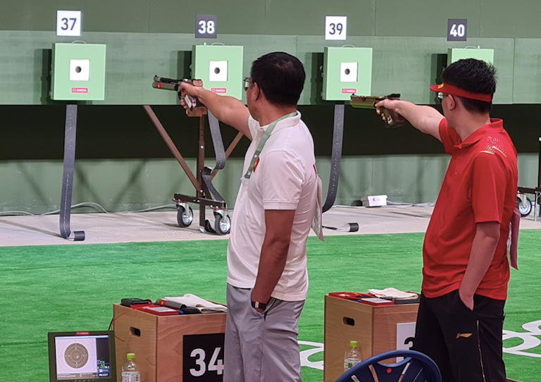 Hoàng Xuân Vinh (trái) trong phần thi vòng loại hôm nay 24-7 (Ảnh: Thu Sâm/Đoàn TTVN) Hoàng Xuân Vinh (trái) trong phần thi vòng loại hôm nay 24-7 (Ảnh: Thu Sâm/Đoàn TTVN)