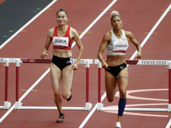 Quách Thị Lan (trái) trên đường chạy 400m rào nữ Olympic Tokyo