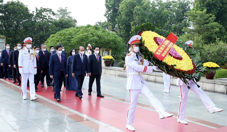 Lãnh đạo Đảng, Nhà nước cùng các trưởng đoàn đại biểu Quốc hội tưởng niệm các Anh hùng liệt sỹ. Lãnh đạo Đảng, Nhà nước cùng các trưởng đoàn đại biểu Quốc hội tưởng niệm các Anh hùng liệt sỹ.
