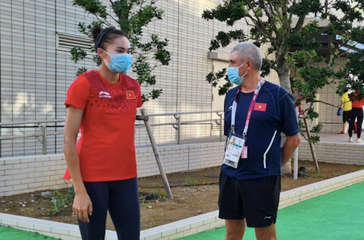 Thành viên đoàn Việt Nam thực hiện triệt để biện pháp 5K tại Làng VĐV